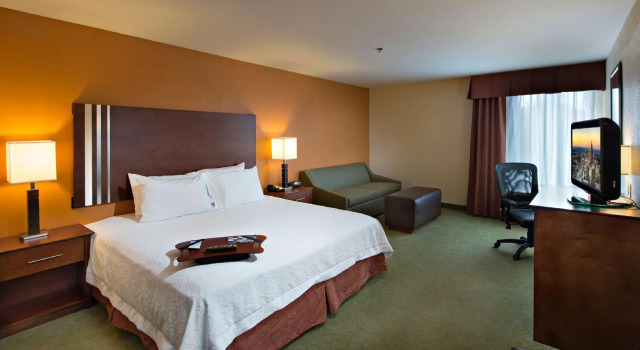 Standardowy dwuosobowy pokój Hampton Inn Cornelia