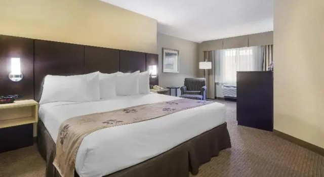 Четырёхместный номер Standard с балконом Best Western Seattle Airport Hotel