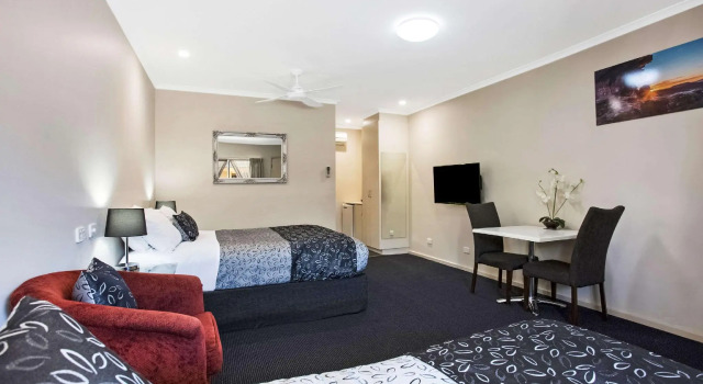 Трёхместный номер Standard Comfort Inn May Park