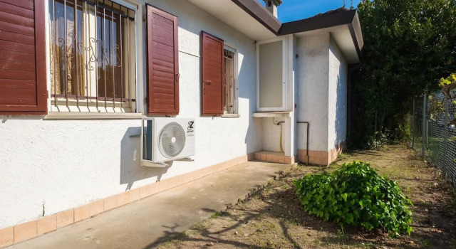 Lovely Home in Lido di Pomposa-Lido Degli Scacch near Beach, Забронировать Отель Отели Lidi di Comacchio с парковкой, Парковка