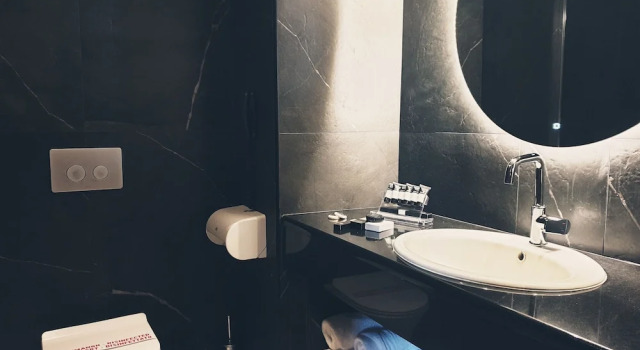Standardowy trzyosobowy pokój i balkonem Royal Hotel