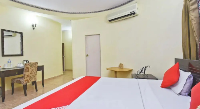 OYO 22725 Gandhinagar, Забронировать Отель Отели штата Раджастхана с парковкой, Парковка
