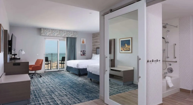 Четырёхместный номер Standard с видом на озеро Hampton Inn & Suites Manistee Waterfront