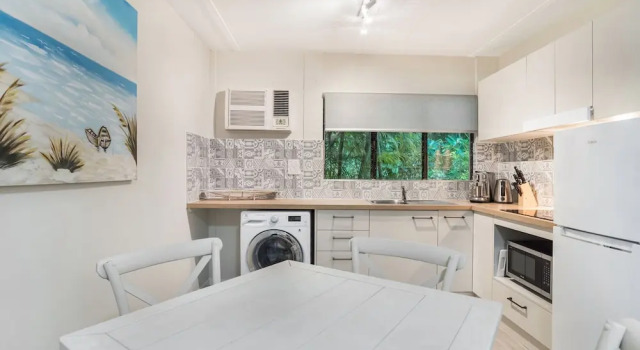 Апартаменты Tropical Unit with Private Fenced Garden Close to The Beach 5