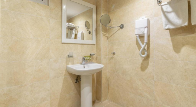 Семейный люкс с видом на бассейн Karras Hotel
