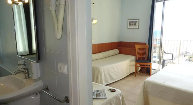 Четырёхместный номер Standard с балконом и с видом на море Hotel Sole E Mare