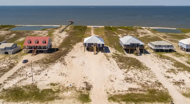 Коттедж Blue Oasis - Private Backyard Beach - Pool, Hammocks, Kayaks, Even Crab Traps So You Can Catch Dinner! 5 Bedroom Home by RedAwning