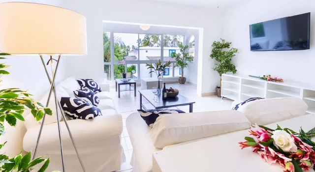 Кровать в общем номере с красивым видом из окна Flor del Mar Condo Punta Cana Beachfront
