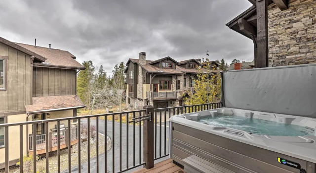 Апартаменты с 4 комнатами с балконом Luxurious Fraser Townhome w/ Private Hot Tub!