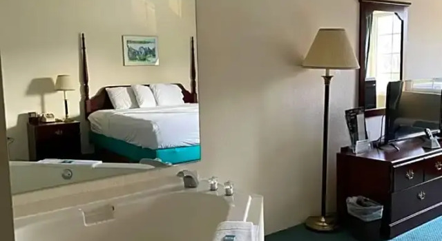 Suite Up North Hotel (formerly Voyager Inn)
