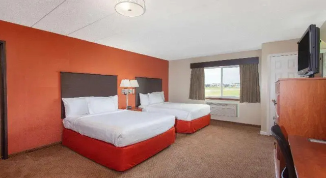 Четырёхместный номер Deluxe AmericInn by Wyndham Willmar