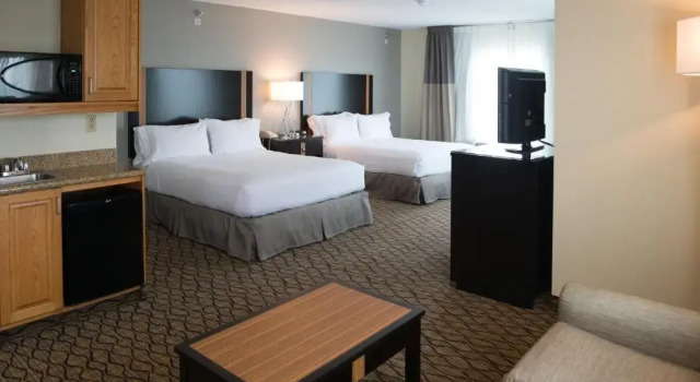 Четырёхместный люкс Holiday Inn Express Hotel & Suites Chanhassen by IHG
