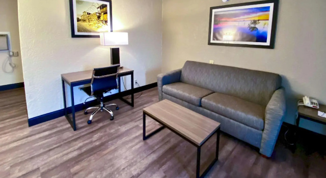 Четырёхместный люкс Quality Inn & Suites Airport