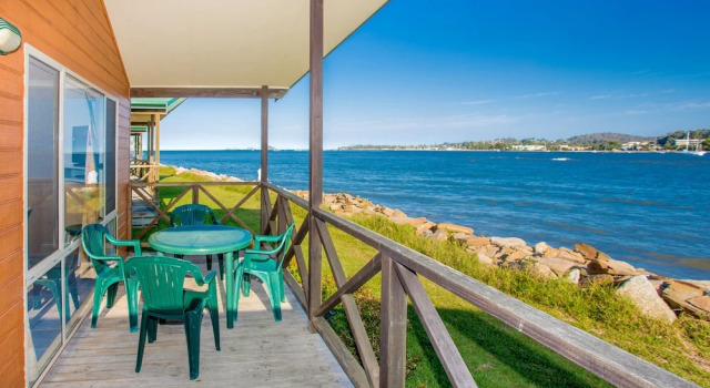 Номер Deluxe с балконом и с видом на воду BIG4 Batemans Bay at Easts Riverside Holiday Park