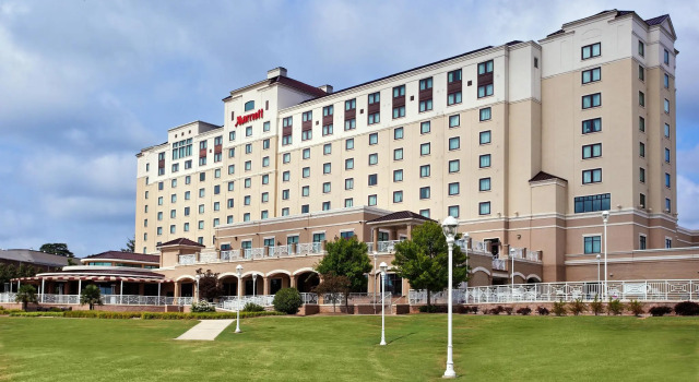 Кровать в общем номере Spartanburg Marriott