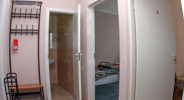 Кровать в общем номере Hotel Tri Medvedya
