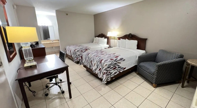 Четырёхместный номер Deluxe Red Roof Inn College Station