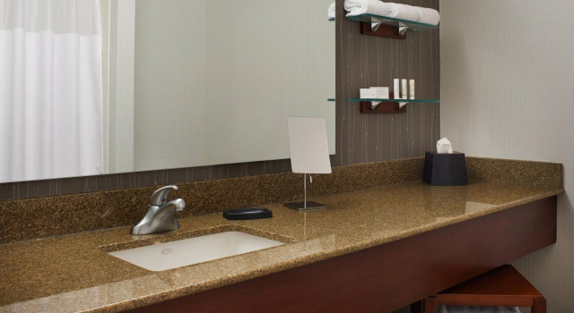 Четырёхместный номер Standard Courtyard by Marriott Detroit Downtown