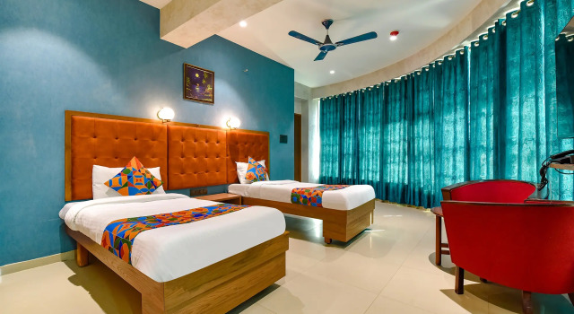 Номер Deluxe Fabhotel Siddharth Corporate