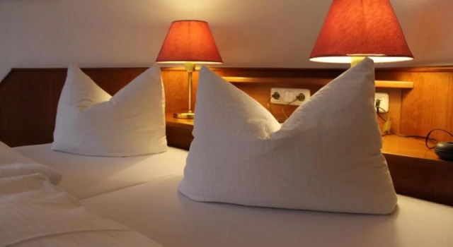 Hotel Burgblick Meißen, Забронировать Отель Отели Майсен с парковкой, рядом с Замок Альбрехтсбург Майссен, Парковка