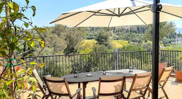Апартаменты с балконом Elegant Apartment in Acropolis With Roof Garden