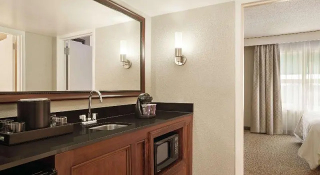 2 rooms Suite Embassy Suites Brunswick