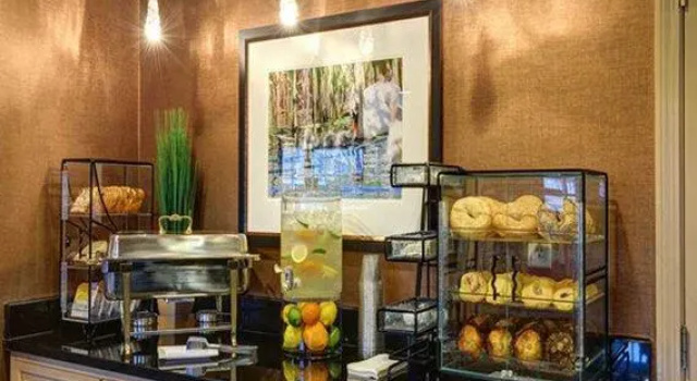 Четырёхместный люкс Port Inn and Suites Portsmouth, an Ascend Collection Hotel