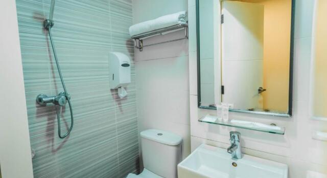 Standard (no window) Twin room Value Hotel Nice