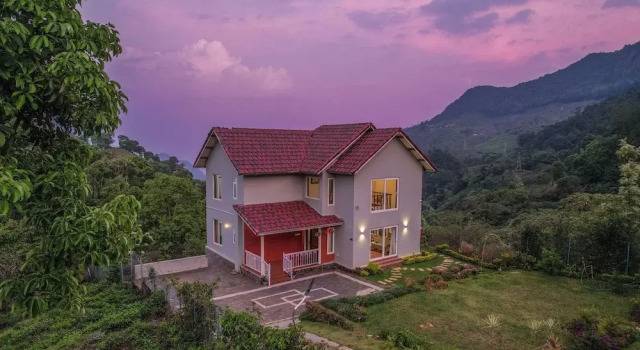 Moving Mist Villa