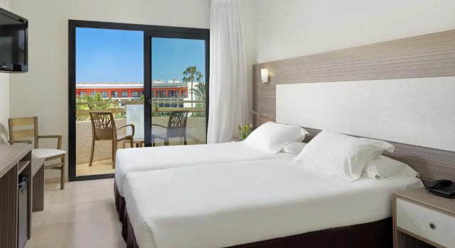 Двухместный номер с видом на бассейн H10 Cambrils Playa