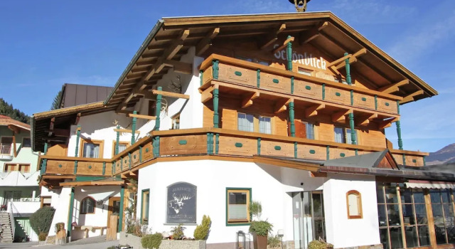 Spacious Holiday Home With Balcony, Sauna, Parking, Prenota Hotel Hotel a Tirolo con parcheggio, Parcheggio