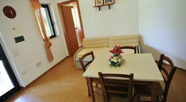 Comfortable apartment with AC, in a national park, Varaa Huoneisto Hotellit Vieste uima-altaalla, Uima-allas