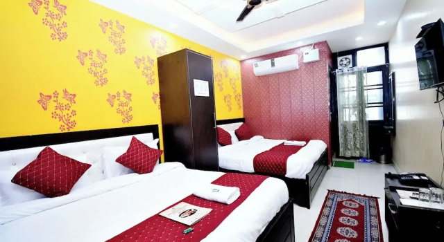 Luksusowy czteroosobowy pokój Hotel Devbhoomi Inn