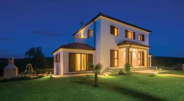 Beautiful Home in Krk With Wifi and 4 Bedrooms, Varaa Hotelli Hotellit Kvarner Islands uima-altaalla, Uima-allas