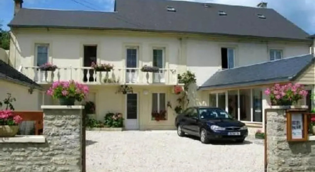House With 5 Bedrooms in Commes, With Wonderful sea View, Enclosed Garden and Wifi - 6 km From the Beach, Book Hotel Commes D-day Beaches