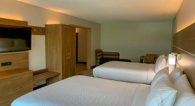 Четырёхместный люкс Holiday Inn Express & Suites Lexington Downtown Area-Keeneland by IHG