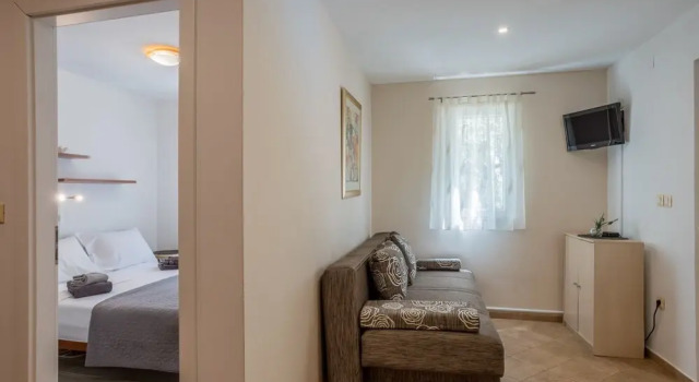 House With big Walled Garden and Swimming Pool, Prenota Hotel Hotel a Croatian Islands con piscina, Piscina