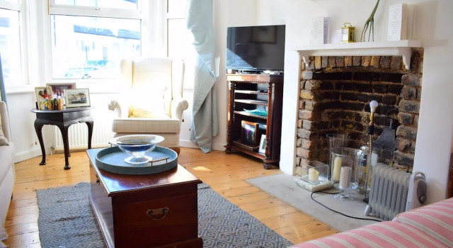 1 Bedroom Home With Private Garden in Barons Court, Забронировать Дом для отпуска Коттеджи Лондона, рядом с Больница Чаринг-Кросс, Коттедж