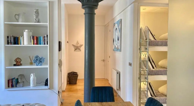 ROYAL WILLIAM YARD - Stylish THE BRUCE - choose either a FAMILY APARTMENT WITH KING BEDROOM, TRIPLE BUNK ROOM & SOFA BED IN LOUNGE - or a SMALL FAMILY STUDIO WITH TWIN BEDS OVER KING BED - connecting lobby BOOK BOTH For LARGER GROUPS - FREE PARKING!!!, Boek Appartement Hotels in Merseyside met zwembad, Zwembad