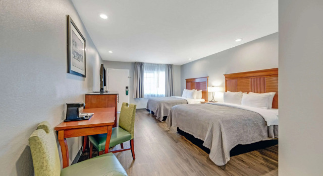 Четырёхместный номер Standard Quality Inn Santa Cruz Downtown Area
