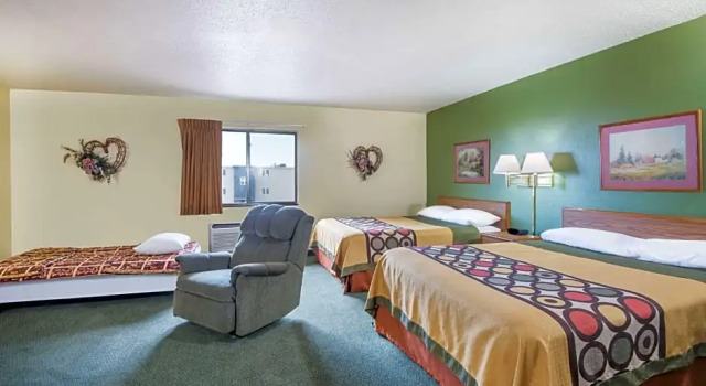 Vierer Suite Super 8 by Wyndham Colby