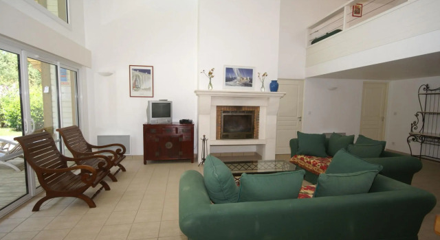 Nice villa with a private swimming pool, 900m from the beach