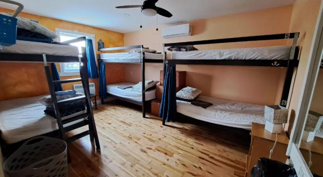 Кровать в общем номере Auberge Jeunesse LouLou's Backpacker Hostel