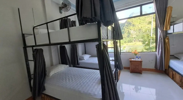 Кровать в общем номере с видом на бассейн YoLo Pool Bar Villas