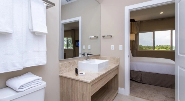 Wonderful 4 Bd Close to Disney Magic Village Views 3092, Rezerwuj Hotel Hotele w Kissimmee z parkingiem, Parking