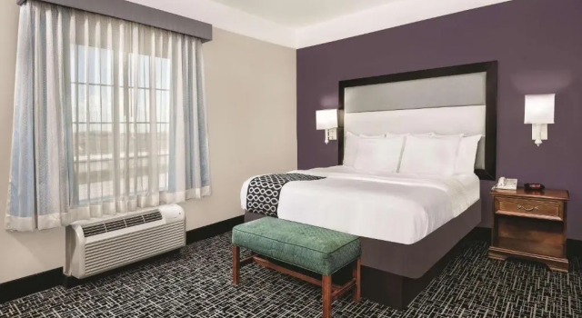 Двухместный люкс с 2 комнатами Quality Inn and Suites