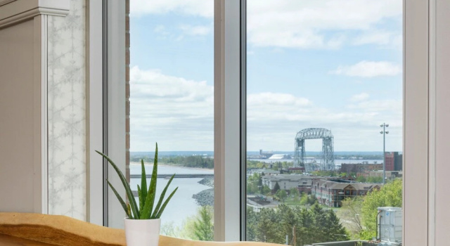 Четырёхместный номер Deluxe с видом на озеро Sheraton Duluth Hotel