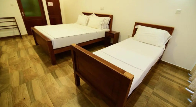 Трёхместный номер Standard с балконом Chaaya inn Hotel