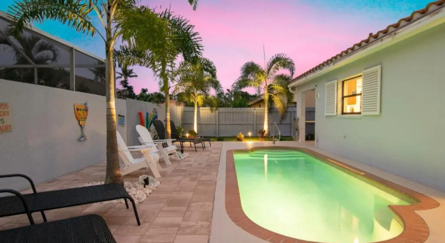 Коттедж Charming Heated Pool Home - 3 miles to the Beach, Pet and Family Friendly -Available Year Round!