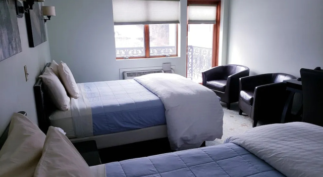 Четырёхместный номер Deluxe с балконом Lowell Inn